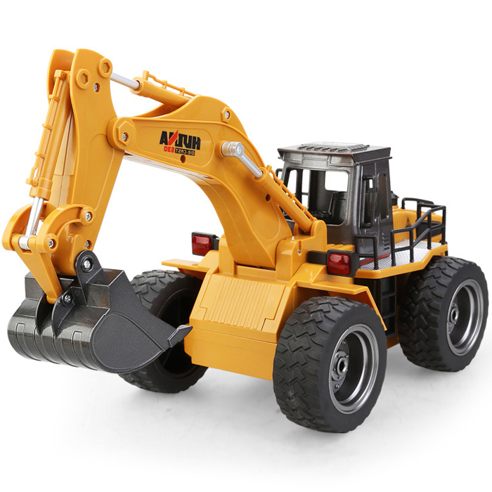 شاحنة حفارة مع جهاز تحكم عن بعد