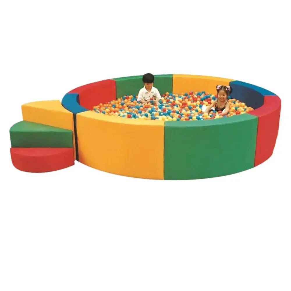 ملعب داخلي للأطفال مع مسبح كرات