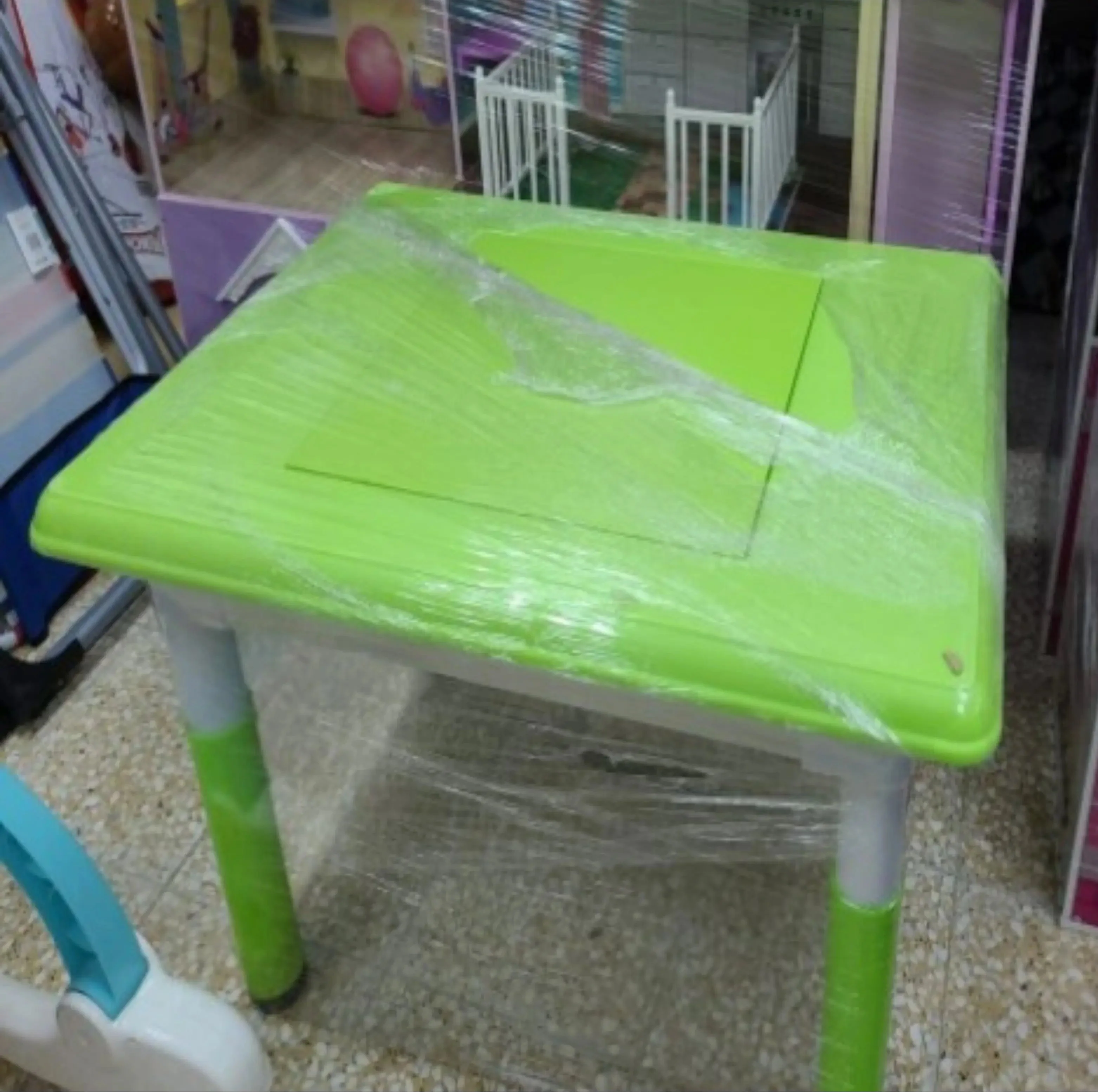 طاولة تركيب مكعبات تعليمية للأطفال من دون مقاعد