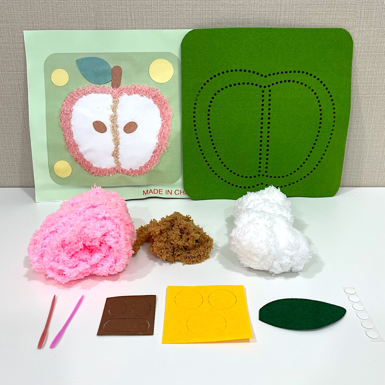 لوحة حياكة صوف التفاحة