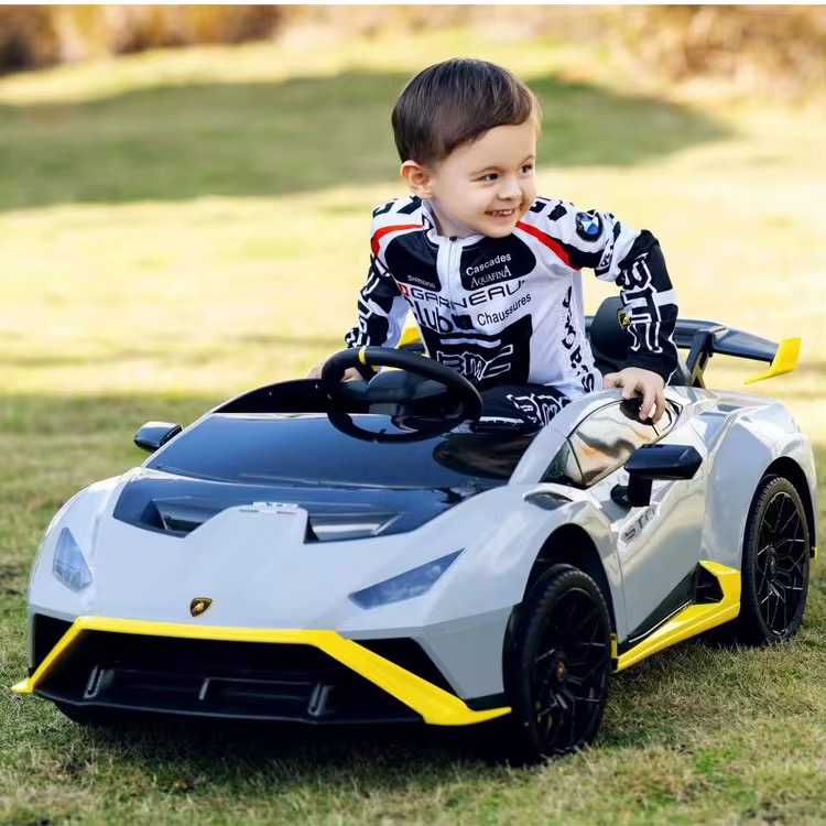 سيارة يقودها الطفل