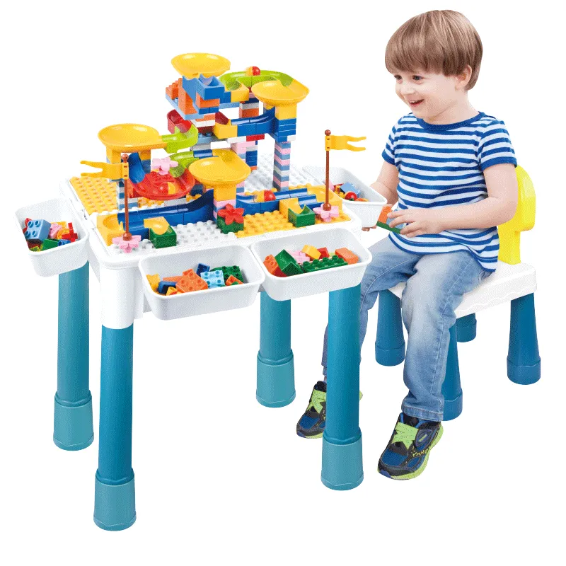 طاولة أنشطة الأطفال مع مكعبات البناء