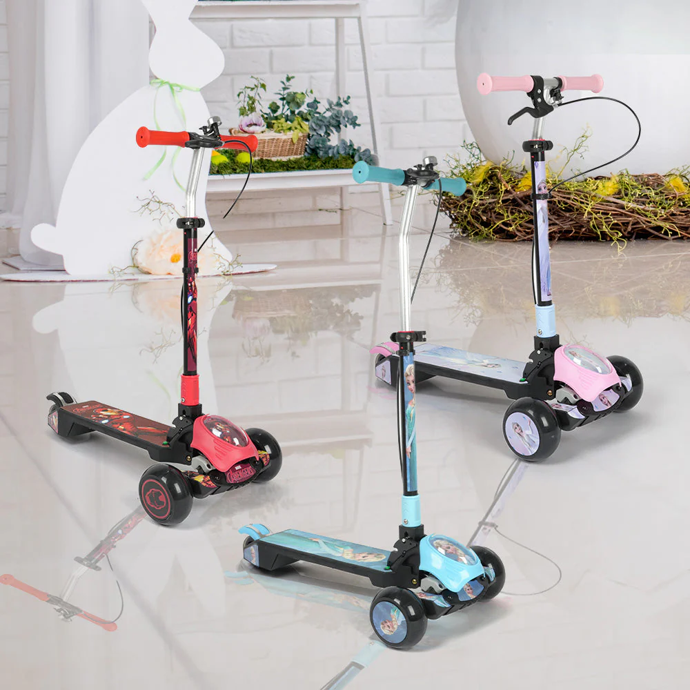 سكوتر قابل للطي بتصميم مطبوع عليه أبطال للأطفال